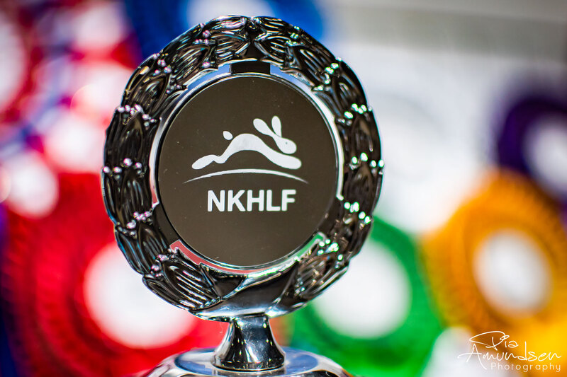 Logo til NKHLF på pokal til Norgesmesterskap i kaninhopping