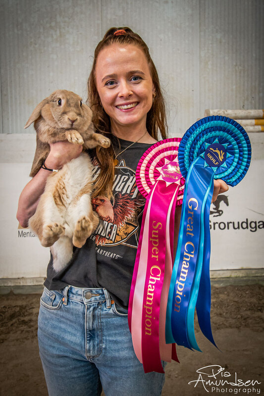 Kaninen Ella sammen med fører og sine champion-rosetter